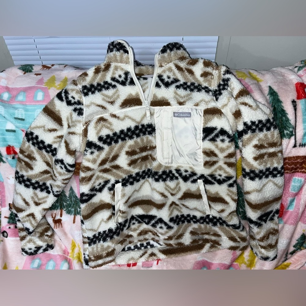 Columbia pullover. NWOT. Size large but has a tighter fit!
